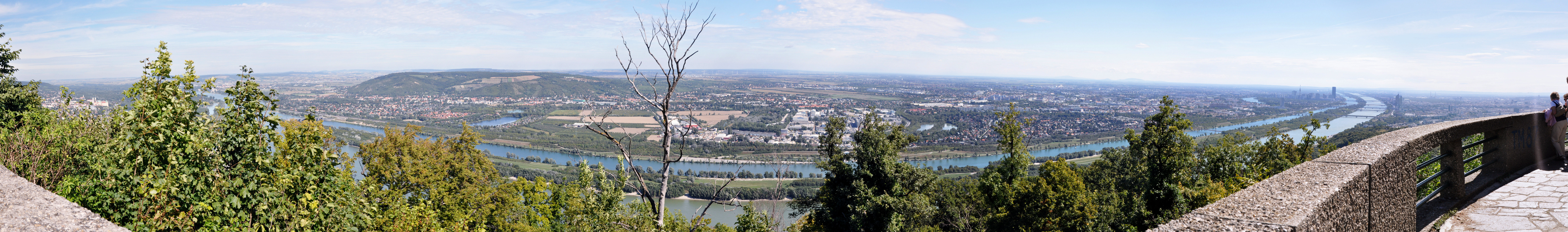  |Die Donau fließt in Nord-Süd-Richtung durchs Stadtgebiet